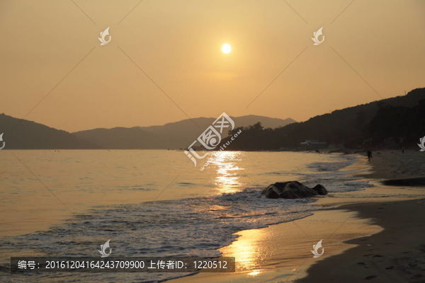 在香港，在大嶼山島海灘的日落