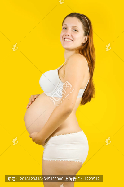 快樂孕婦抱著肚子