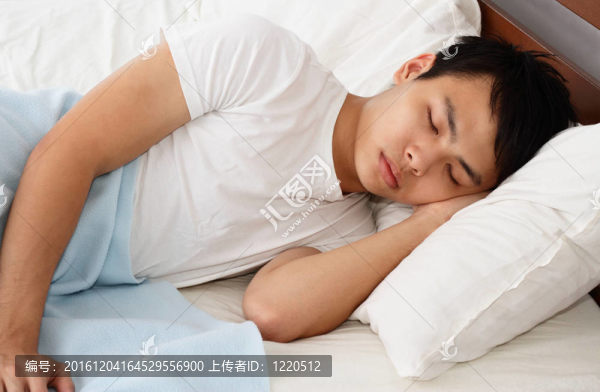 男人睡覺