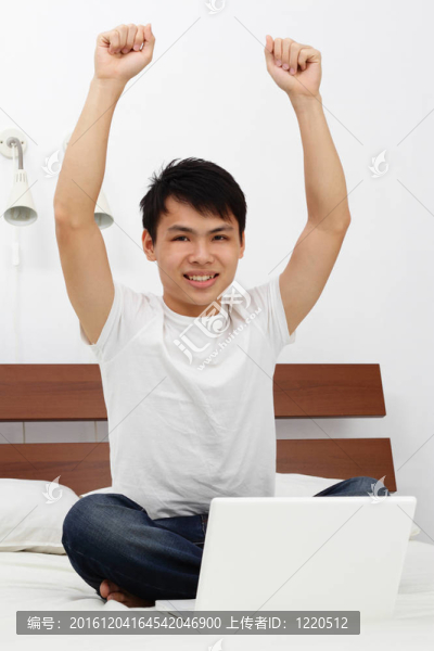 床上有筆記本電腦的人