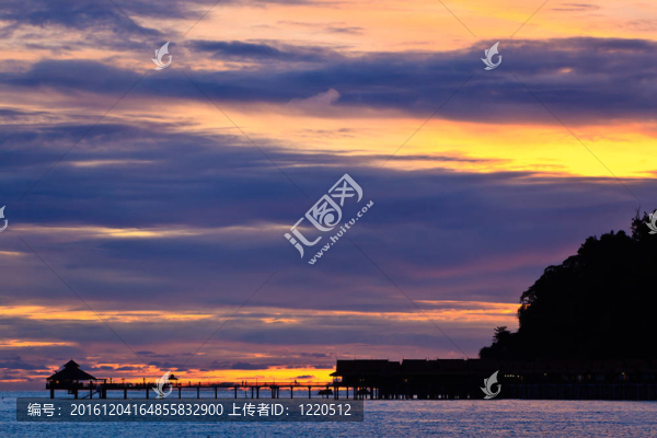 絢麗的日落在一個熱帶海灘