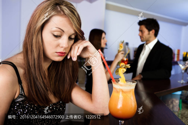 悲傷的女人和幸福的夫婦在后臺(tái)