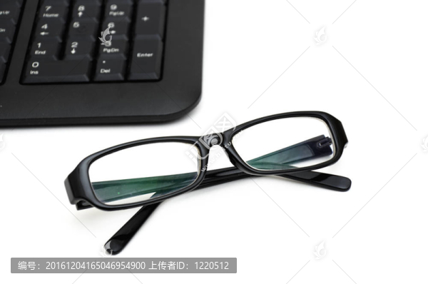 電腦鍵盤上的眼鏡