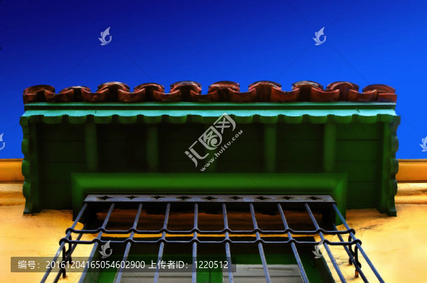 遮陽(yáng)篷和藍(lán)色的天空