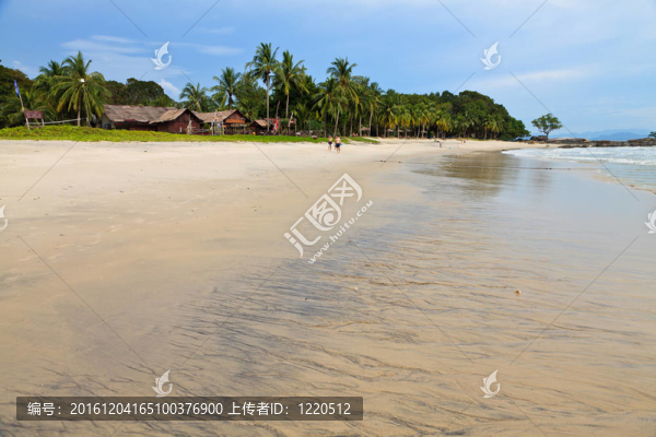 在熱帶島嶼附近海灘度假
