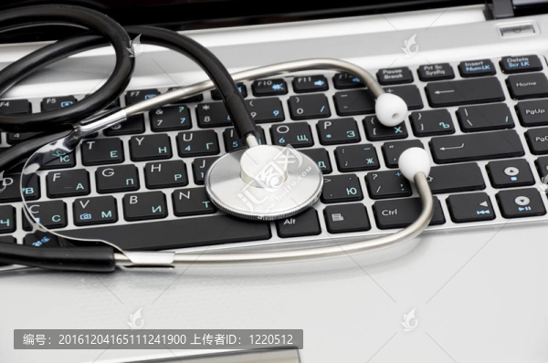 聽診器和筆記本電腦