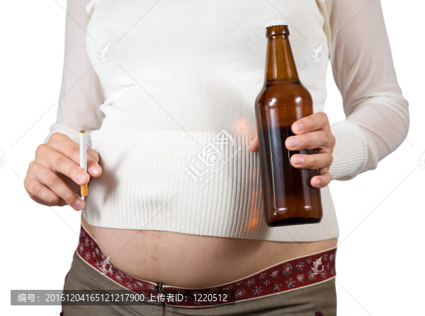 孕婦拿著香煙和啤酒