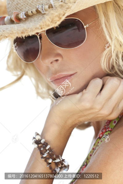 性感的金發(fā)女孩在飛行員太陽鏡和Straw,Cowboy,Hat