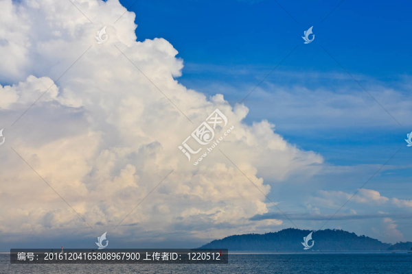 在海與山的云景