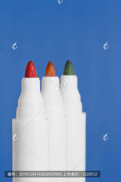 藍色背景上的三支彩色標記筆