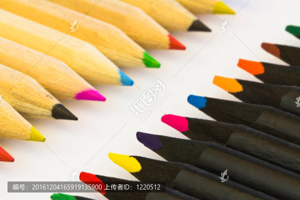 白色和黑色的蠟筆
