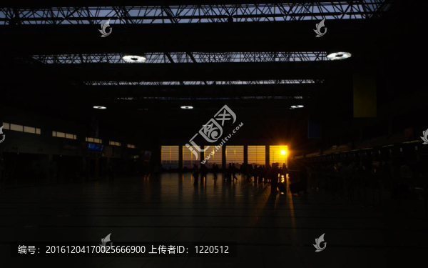在機(jī)場清晨