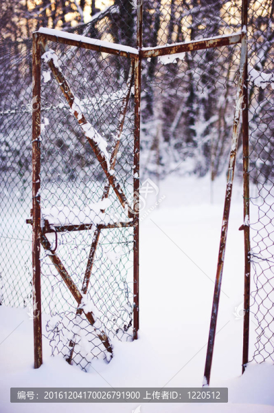 雪下的柵欄