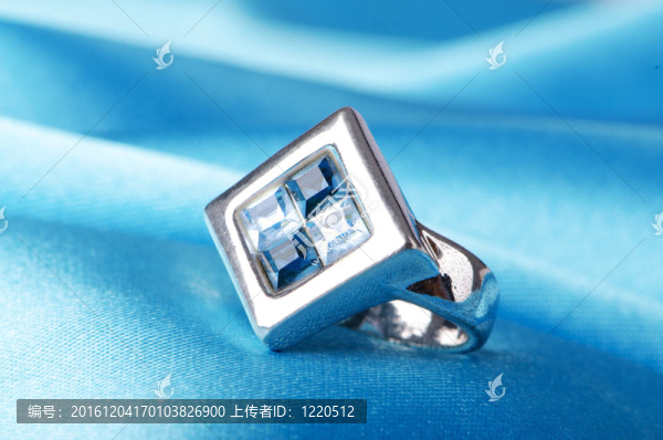 緞面上的珠寶戒指