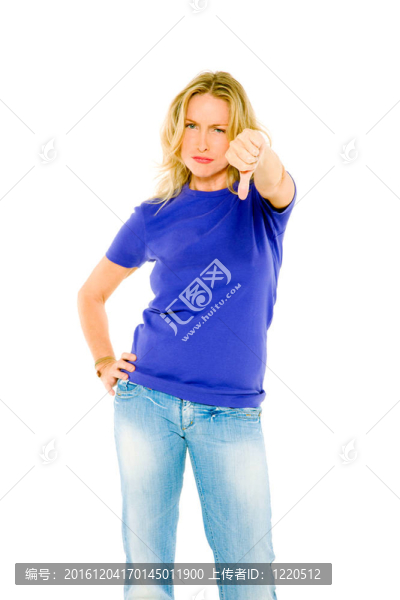 拇指向下的女人