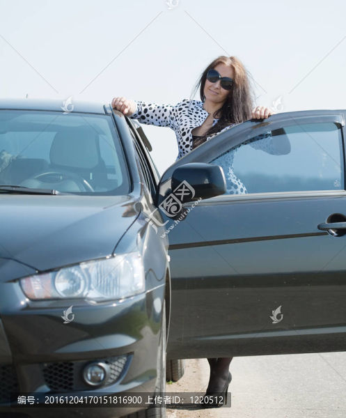 婦女在路上帶著她的車