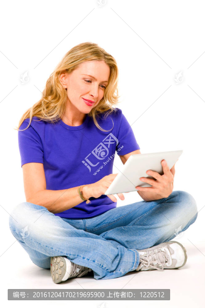 婦女使用數(shù)字平板電腦