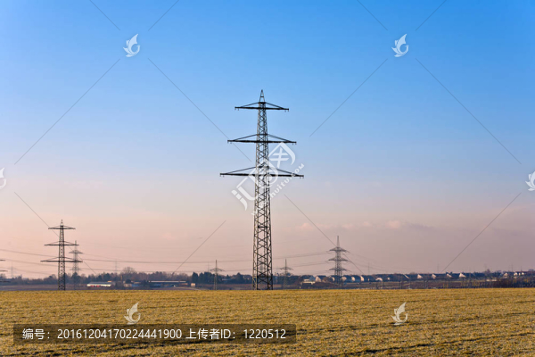 隨著冬天的電線塔