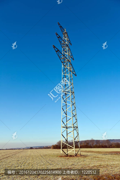 隨著冬天的電線塔