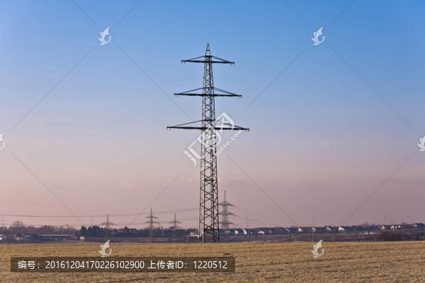 隨著冬天的電線塔