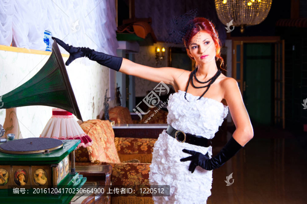 魅力女人在老式大廳內(nèi)部