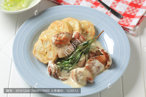 牛肝菌蘑菇奶油汁和餃子