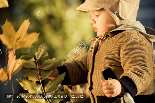 小男孩在戶外