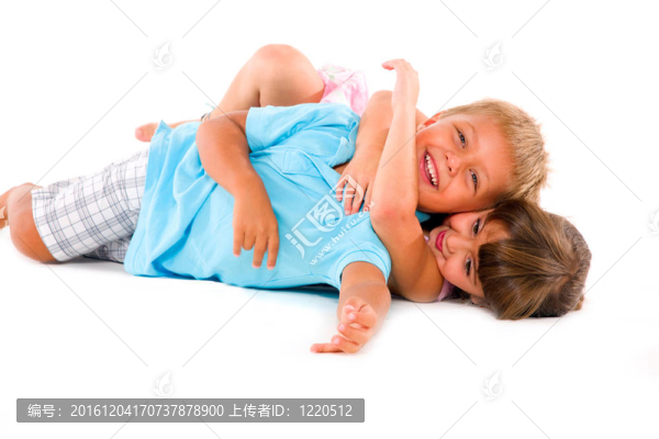 微笑的男孩女孩