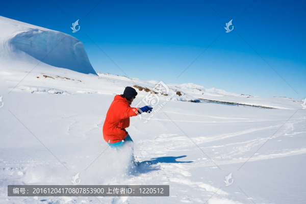 男子在滑雪