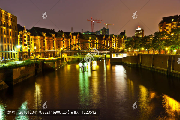 在漢堡之夜的Speicherstadt
