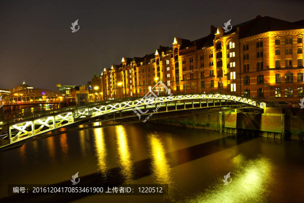 在漢堡之夜的Speicherstadt