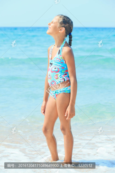 可愛的女孩在海灘上