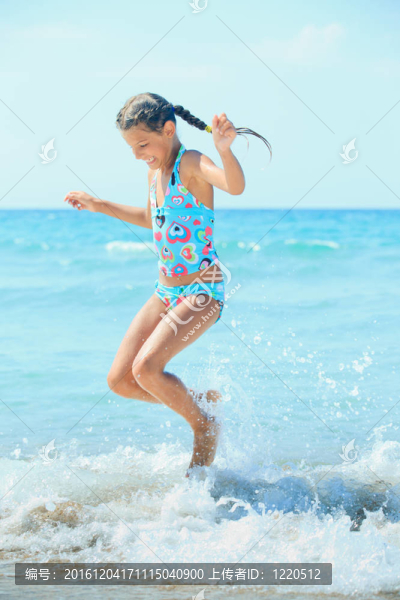 可愛(ài)的女孩在海灘上