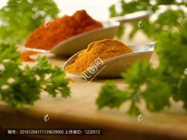 勺與香菜之間的咖喱
