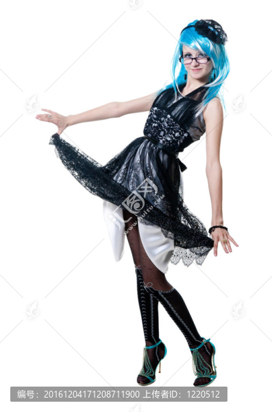 穿黑裙子的漂亮女孩