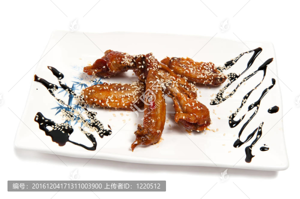 盤子上的烤雞翅