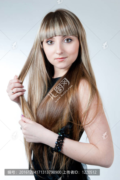 穿黑裙子的漂亮女孩