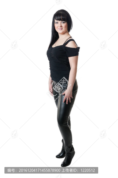 穿著黑色連衣裙的豐滿女孩
