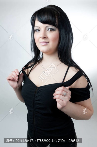 穿著黑色連衣裙的豐滿女孩