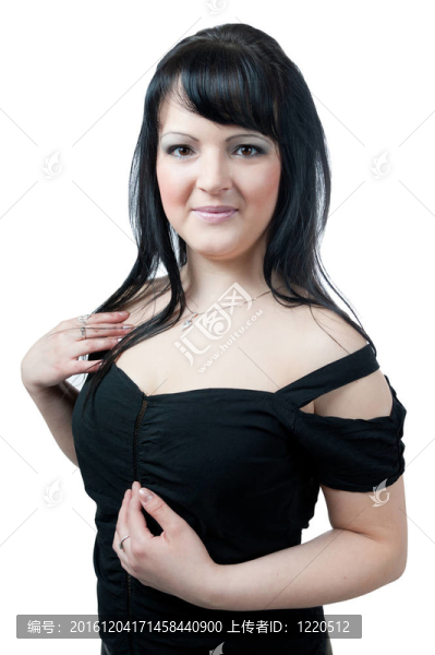 穿著黑色連衣裙的豐滿女孩