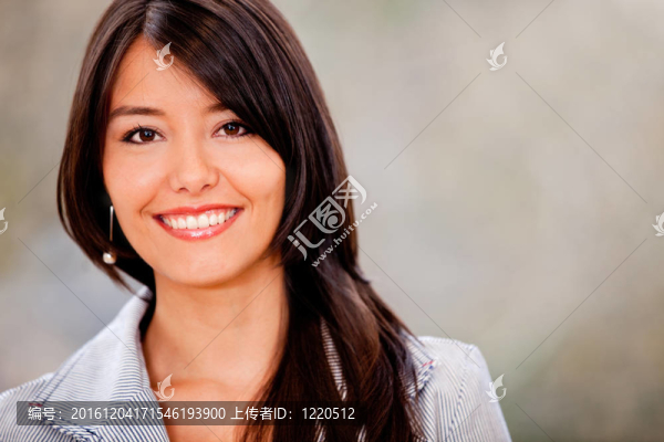 美麗的女孩微笑