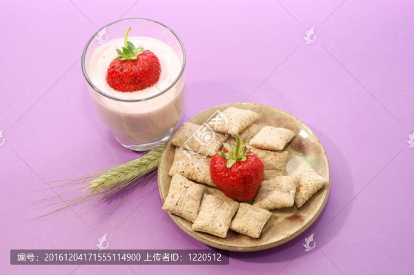 面包和玉米；小麥；草莓；冰沙
