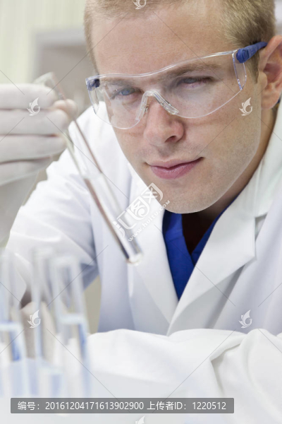 男性科學(xué)家或?qū)嶒炇矣迷嚬茚t(yī)生