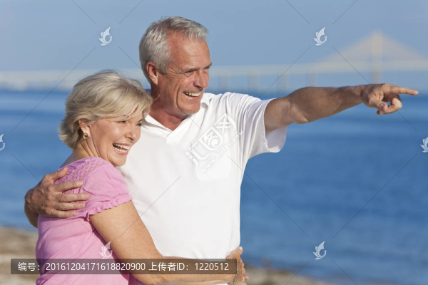 快樂的高級夫婦走在Beach