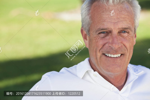 快樂英俊的老人在外面微笑