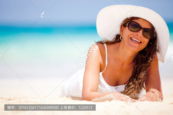 躺在海灘上的女人