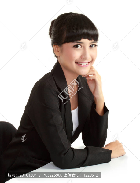 美麗的微笑的女商人看著相機(jī)