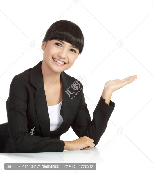漂亮的商人用手拿東西
