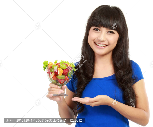 一個年輕漂亮的女人在孤立的背景吃水果沙拉特寫肖像