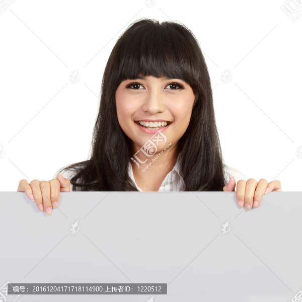 快樂的微笑的年輕女商人顯示空白的招牌；